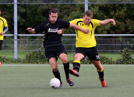 Foto Koos van der Leest: OFC-er Dave Hertog in duel om de bal