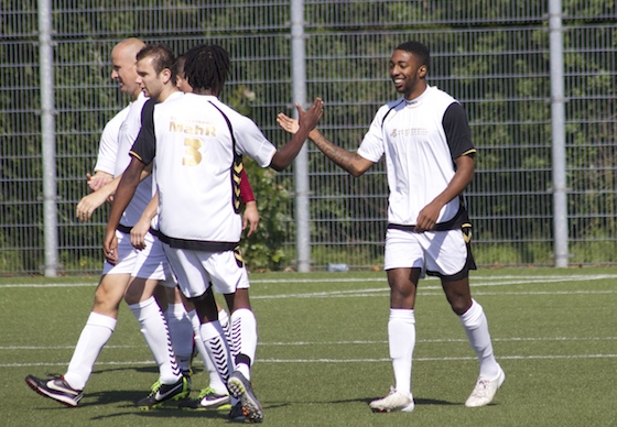 Foto Mario Wormhoudt: De Meteoor viert een treffer tegen AGB