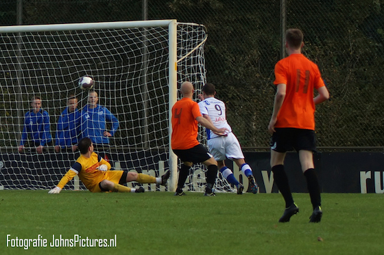Foto John van Geenen: Daniel Schermer zet Purmersteijn op 1-0
