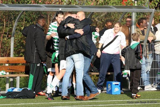 Foto Hans van Beek: Trainer Mark Kranendonk kan zijn geluk niet op na de eerste zege