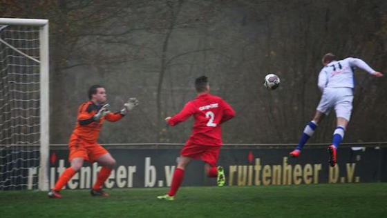 Niels Eijkenaar zet Purmersteijn op een 1-0 voorsporng