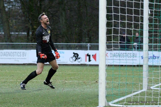 Foto Hans van Bek: Fred Admiraal baalt nadat Maarten Zwaan de 1-1 heeft binnen geschoten