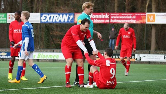 Foto Jose Mol: Danie Schermer wordt gefeliciteerd door Bas Vellema na zijn 0-2