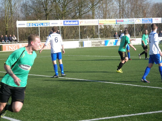 Mike de Blieck zet FC Almere op 0-2 tegen Zeewolde.