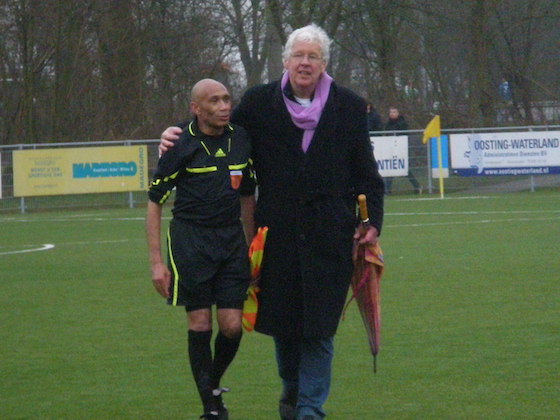 Scheidsrechter O'Neil en AMVJ's Dirk Landsaat