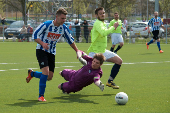 Diemen speler omspeelt keeper Swift