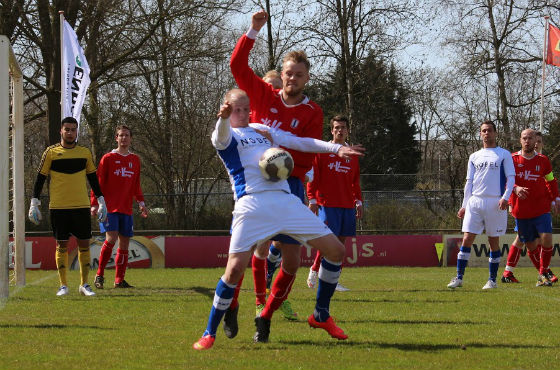 Duel om de bal Purmersteijn Elinkwijk