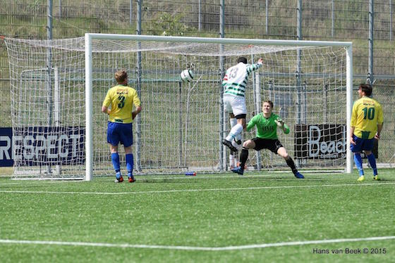 Maarten Zwaan (2e van  links) kopt en Lippens zou niet veel later de bevrijdende 0-1 maken