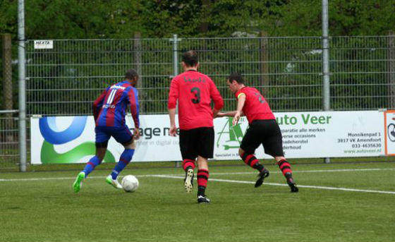 Michael Amoafo langs de achterlijn