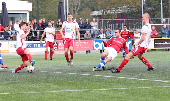 Foto Jose Mol: Daniel Schermer maakt de enige treffer van de wedstrijd