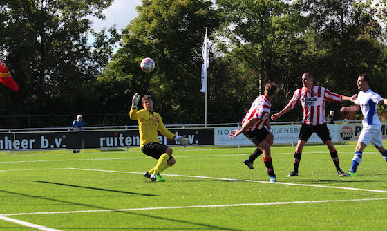 Foto Jose Mol: DAniel Schermer zorgt vlak voor rust voor de tweede treffer