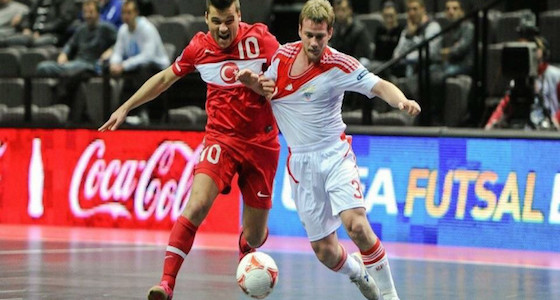 Cihan Ozcan (l) in actie voor Fenerbahce Beringen