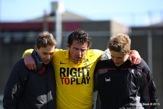 Mark van den Hoek wordt van het veld gedragen