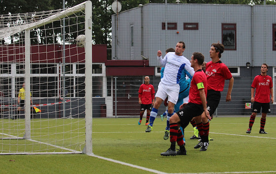 Foto Jose Mol; DE 0-2 van Nick Maijenberg (onzichtbaar) verdwijnt in het doel