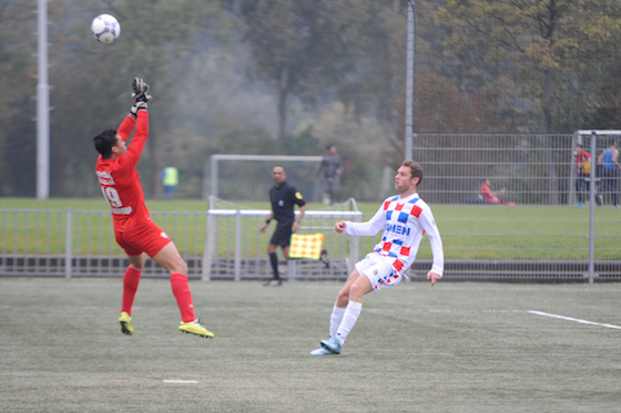 Foto Rob Beense: Dennis Kaars lobt de bal over Bahraoui heen en zorgt voor de 1-0