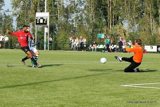 Foto Hans van Beek: Ley Pique maakt de derde Amstelveense treffer