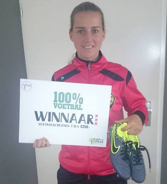 Mandy van Heijingen met prijs 100 voetbal