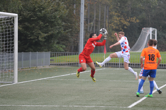 Foto Rob Beense: Tim Rider komt net te kort voor een treffer