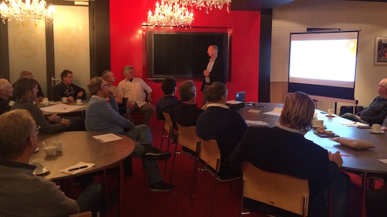 Foto KNVB: Norbert Krijnen van de gemeente Amsterdam spreekt de aanwezige voorzitters toe