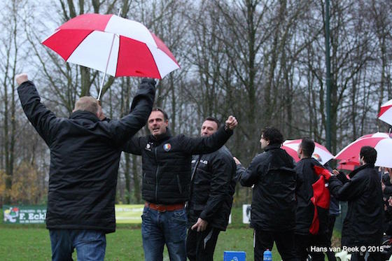 Foto Hans van beek: feest op de bank bij AH'78 na de derde treffer
