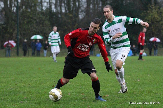 Foto HAns van Beek: Terry Bone (l) op de hielen gezeten door Dirk Franken