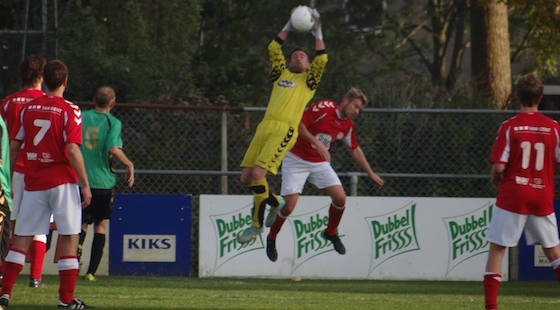 Foto: Herman de Wit. FC Almere-doelman Gijs Roelofsen tijdens het competitieduel met Renswoude.