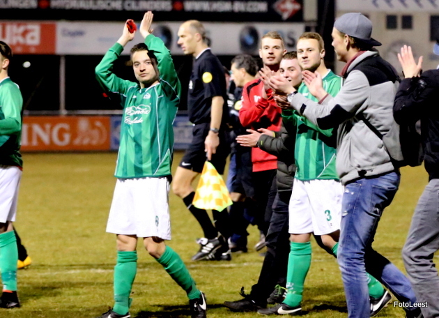Foto Koos van der Leest: Michael Crombeen bedankt de supporters na de zege op Elinkwijk