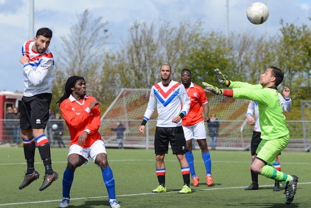 Zaid Lahmaj kopt de bal achter zijn eigen doelpunt. Foto: Ton Hofstra.