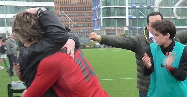 Foto HAV: Benno Nihom wordt geknuffeld door Floris Dokkum nadat de zege een feit is