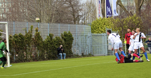 Foto Tom Poederbach: Floris Dokkum (liggend) passeert doelman Rocha met een omhaal