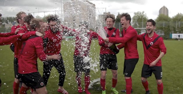 14052016 AFC kampioen foto Tom poederbach champagne op het veld