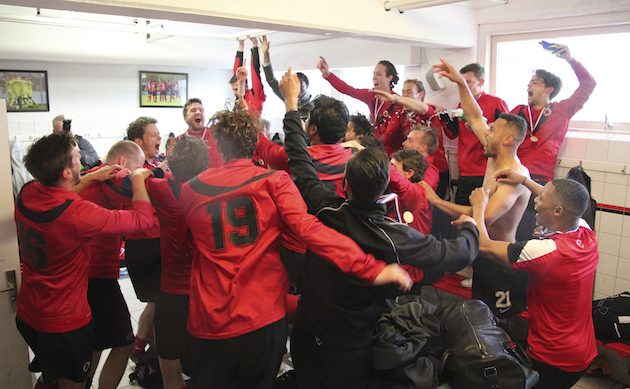 14052016 AFC kampioen foto Tom poederbach kleedkamer feest