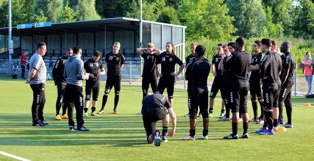 Imdat Ilguy heet de groep welkom