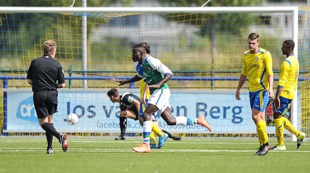 Foto Jaap Maars: Epi Kraemer loopt juichend weg na zijn treffer tegen Legmeervogels