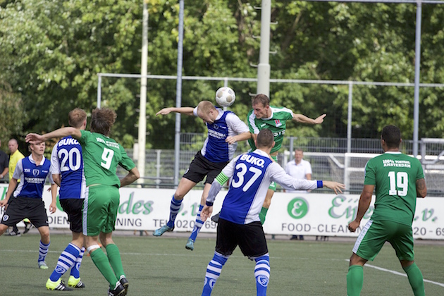 Foto Maruio Wormhoudt: Alex de Bruijne (r) in duel met Donny Rijnkink die overkwam van Ajax