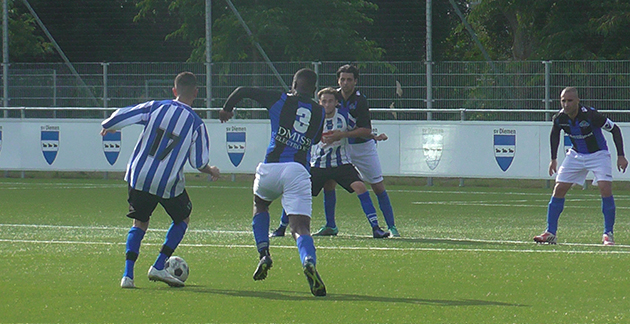 benouda-en-nyarko-vechten-om-de-bal