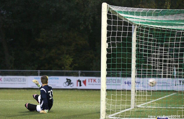 20161112-amstelveen-cjvv-hans-van-beek-strafschop-zwaan-1-4