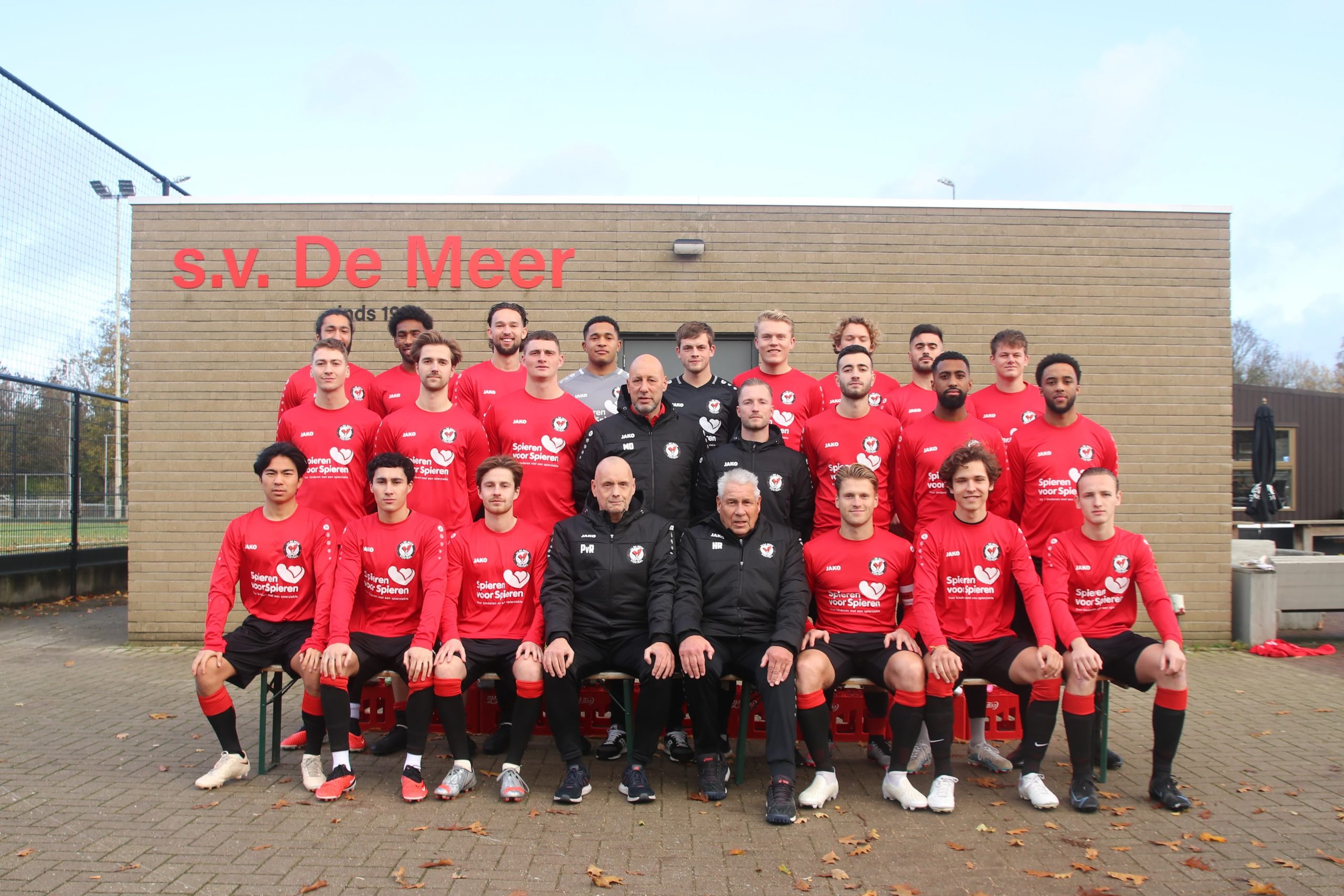 De Meer wint in een doelpuntrijk duel met 5-3 van Hooglanderveen