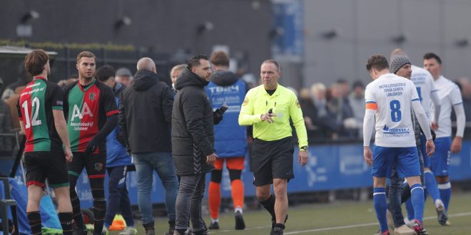 Direct na de gelijkmaker geeft arbiter Jensch aan dat hij geblesseerd is aan het linkerbeen. Jensch wordt behandeld maar kan niet verder, wedstrijd gestaakt en krijgt mogelijk vervolg.