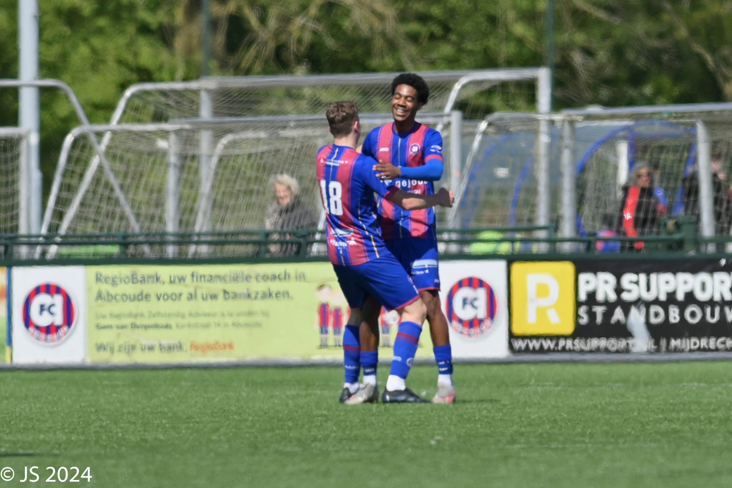 FC Abcoude wint met de hakken over de sloot van Hooglanderveen - Het