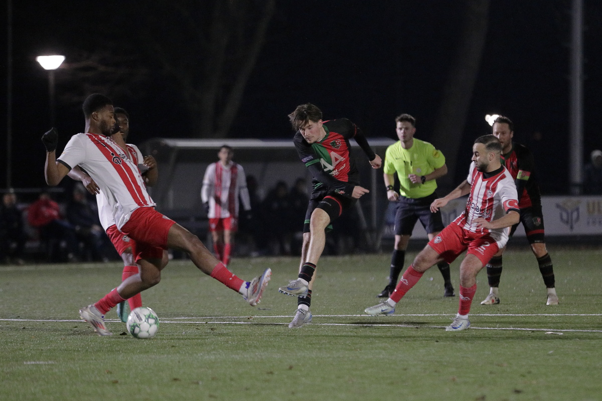 FC Aalsmeer bekert door ten koste van AGB - Het Amsterdamsche Voetbal