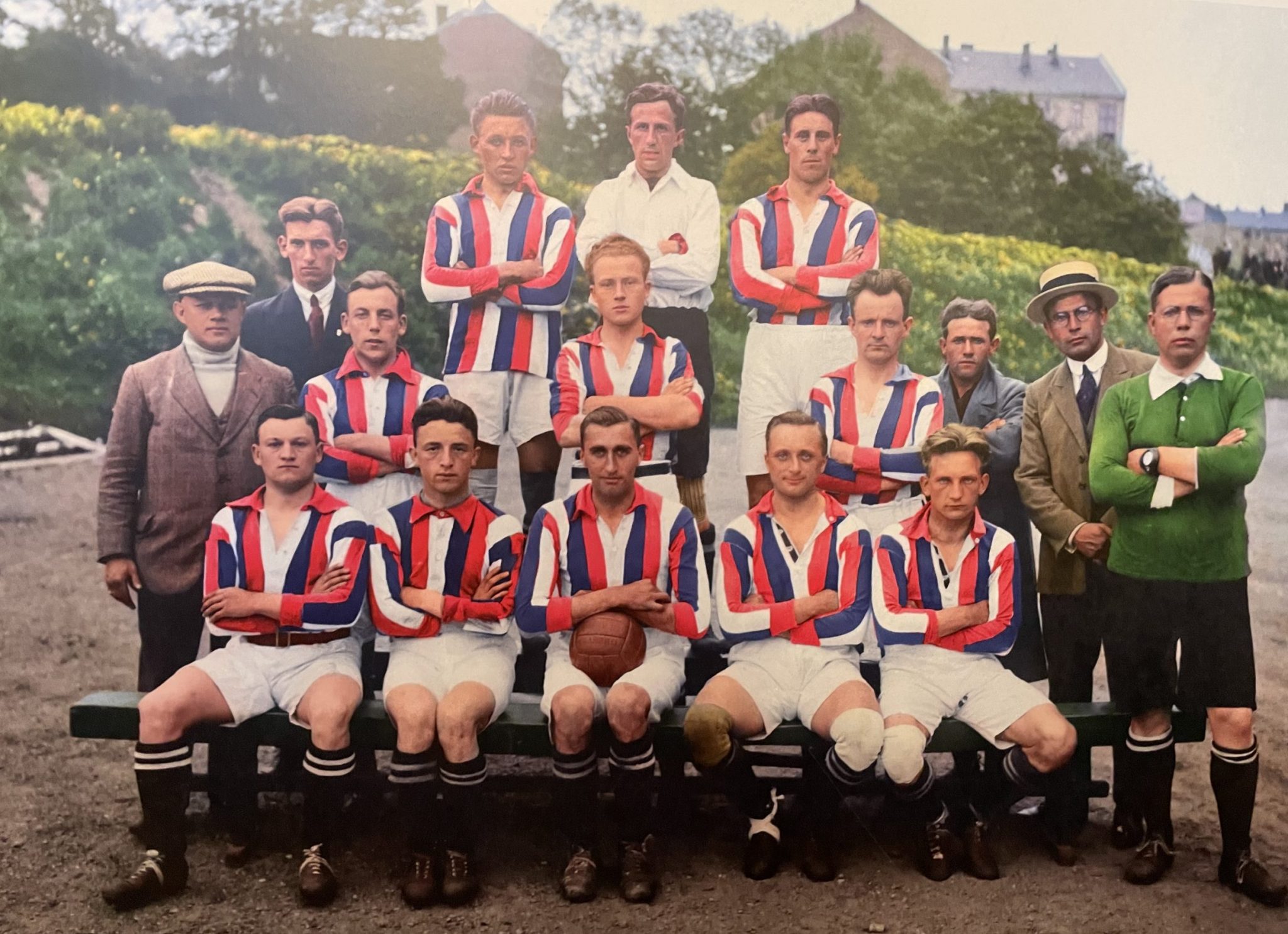 AJAX 125 JAAR | Ajax prominenten nemen het eerste boek in ontvangst