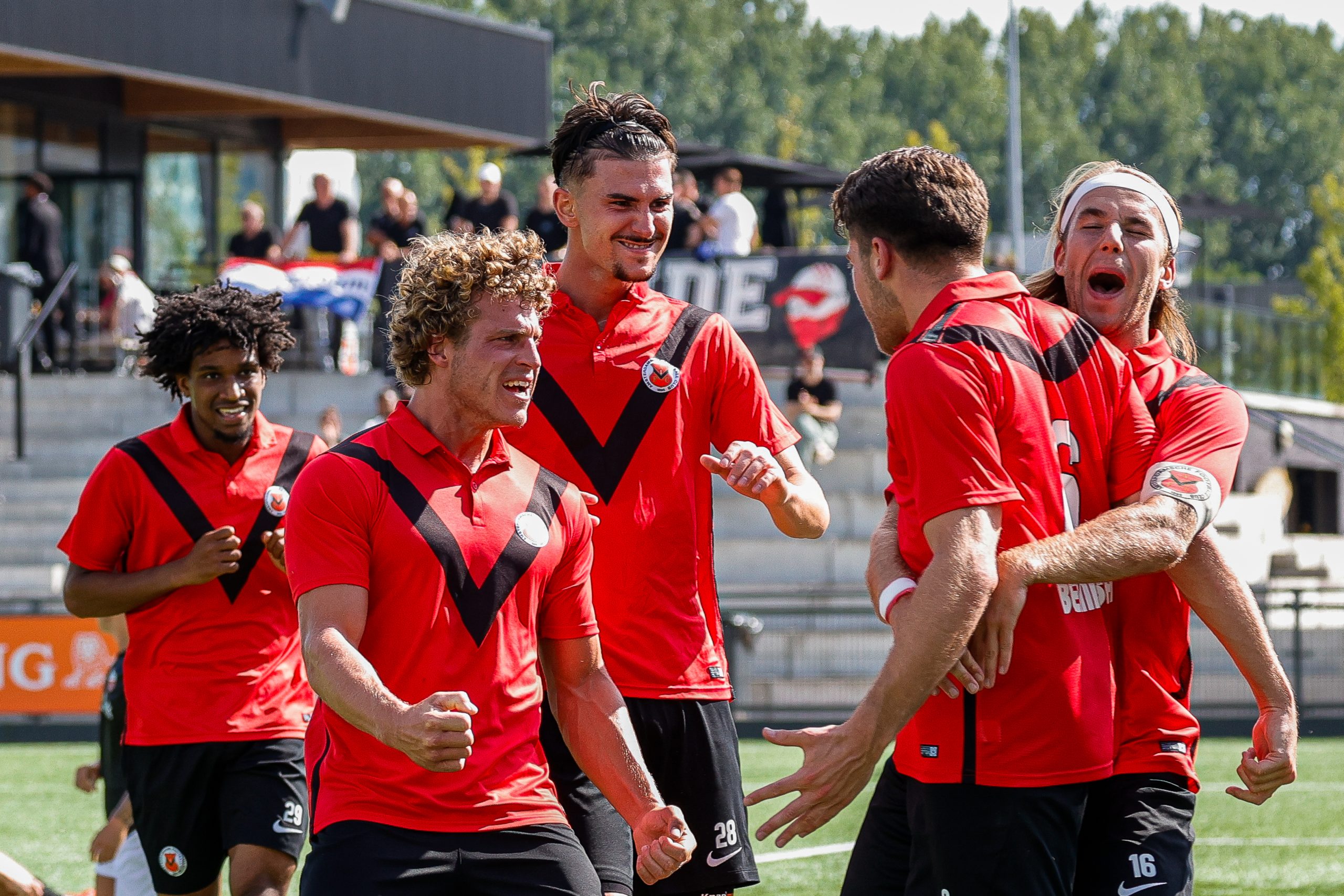 Trainerscarrousel en speelniveau | Amsterdam maakt zich op voor nieuw voetbalseizoen