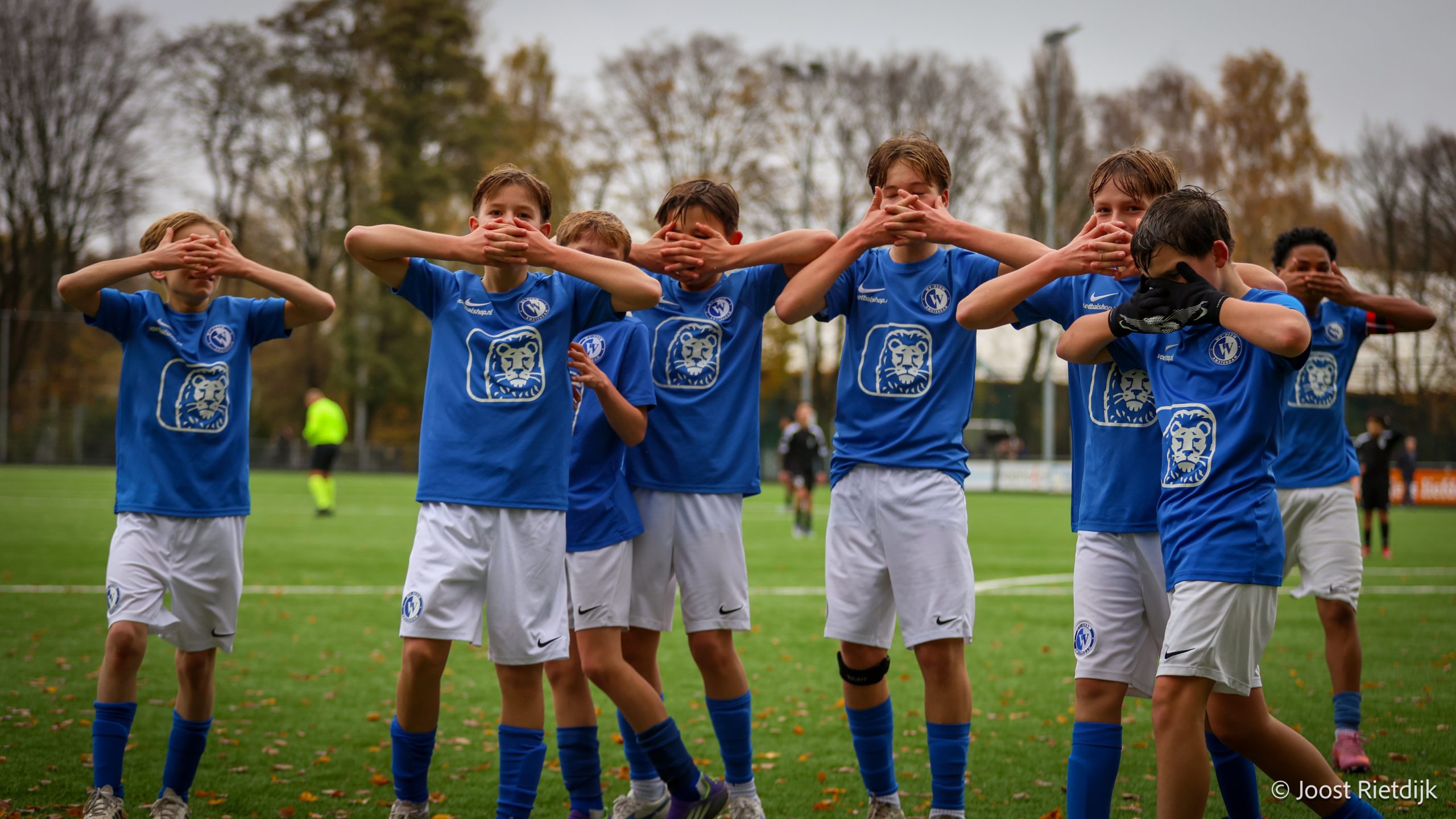 Het Amsterdamsche Jeugdvoetbal (27). Vroege wekker, slimme acties en een stap dichter bij promotie