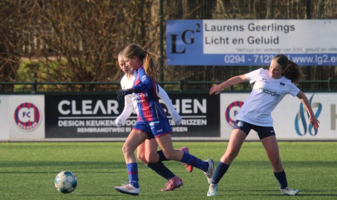 Het Amsterdamsche Jeugdvoetbal (19) | Een Engels treffen, verrassend resultaat tegen Swift en dubbele cijfers