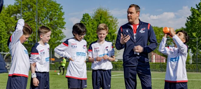 VOETBALAGENDA | KNVB-docent René Koster brengt trainersopleidingen in de praktijk op de Amsterdamse velden