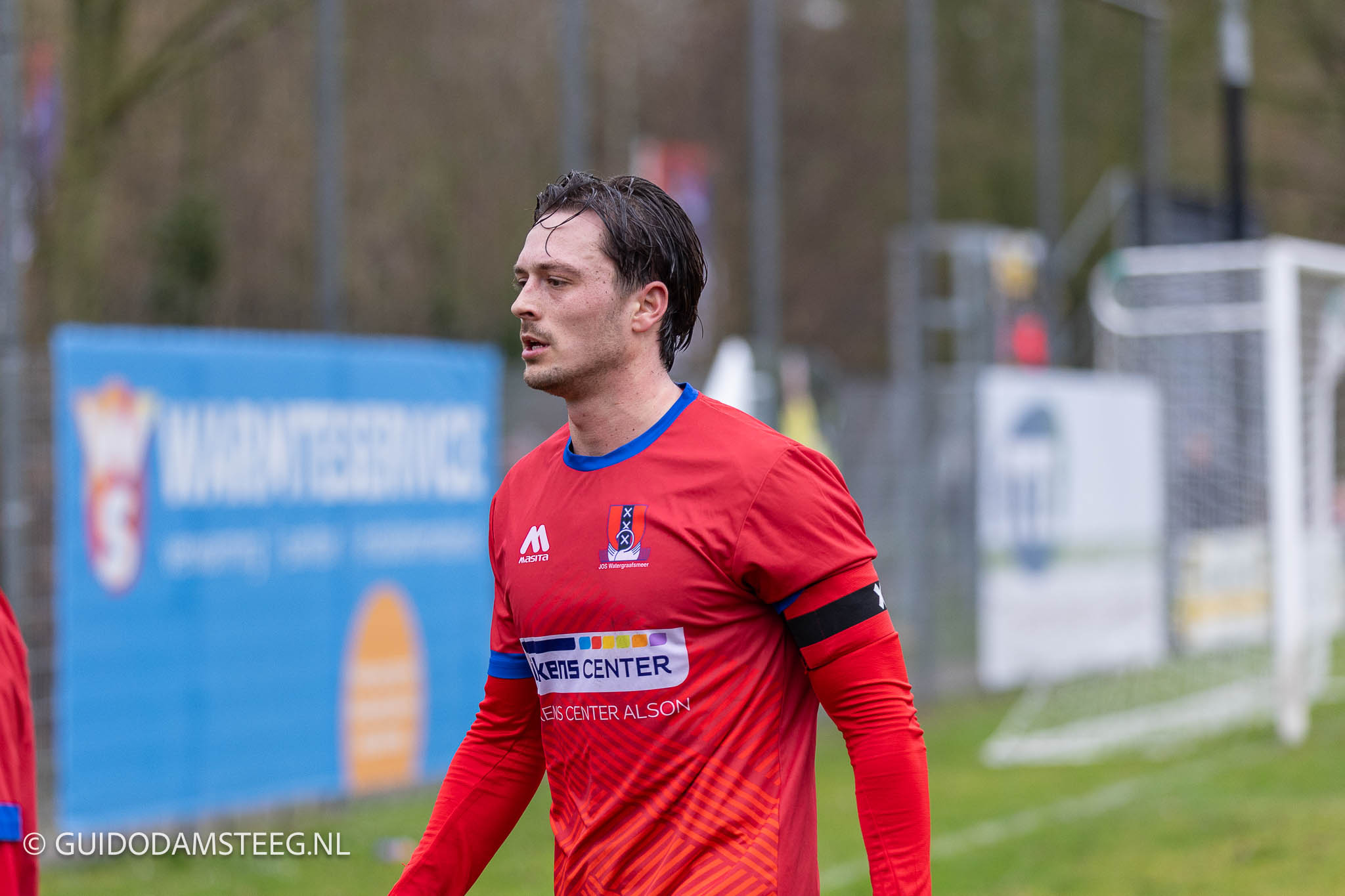 Koploper JOS Watergraafsmeer struikelt en bezeert zich flink in Sassenheim