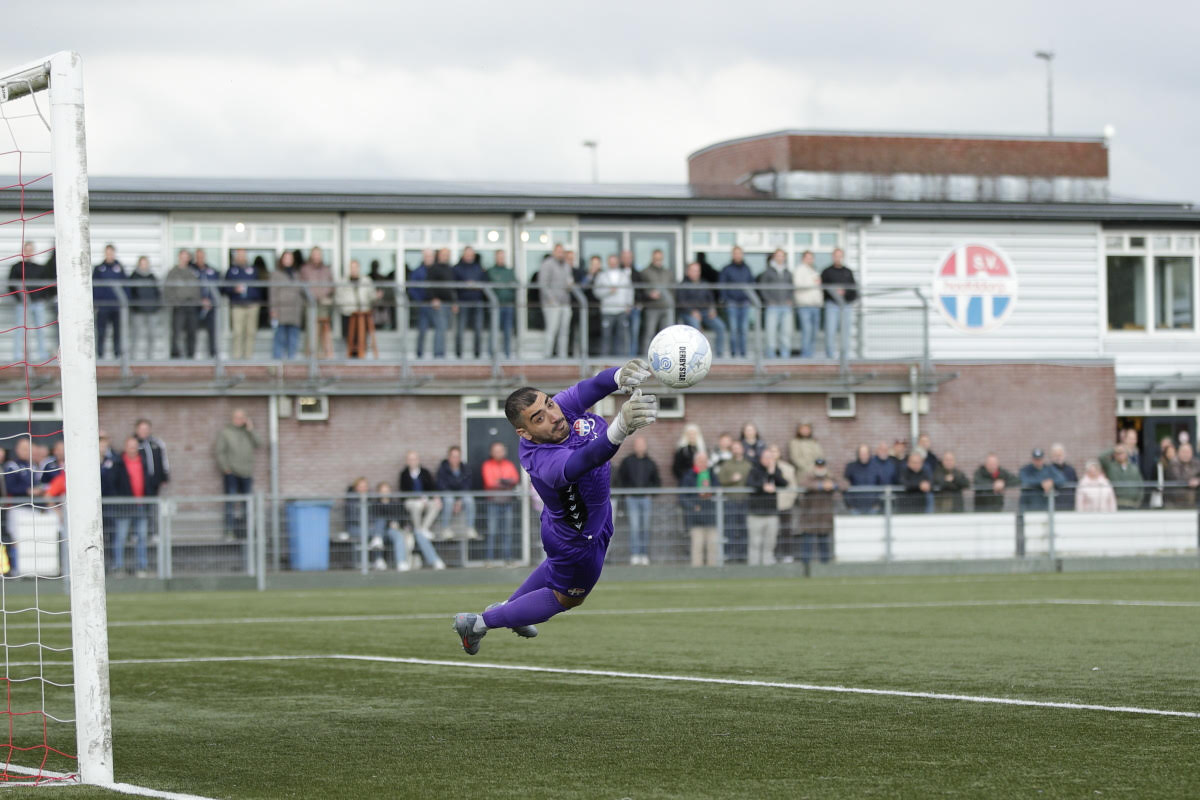 Hoofddorp beslist duel met FC Aalsmeer in blessuretijd. Noordam en De Reus beiden rood
