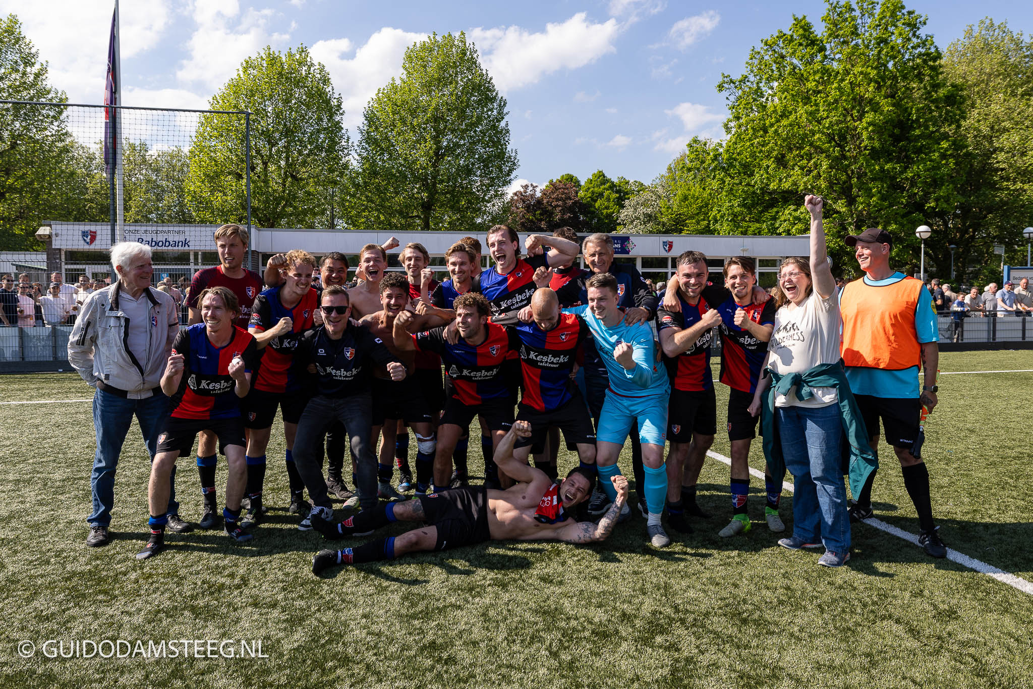 Zwanenburg kampioen na doelpuntloos gelijkspel: “Toen het nieuws uit Ouderkerk kwam, barstte het fee