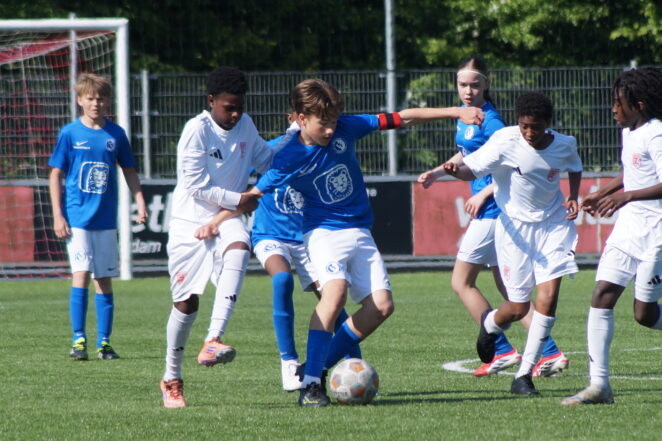 Het Amsterdamsche Jeugdvoetbal (28). De competitie nadert het einde, maar voor Max, Julio, Sarah en Florian begint misschien juist iets nieuws